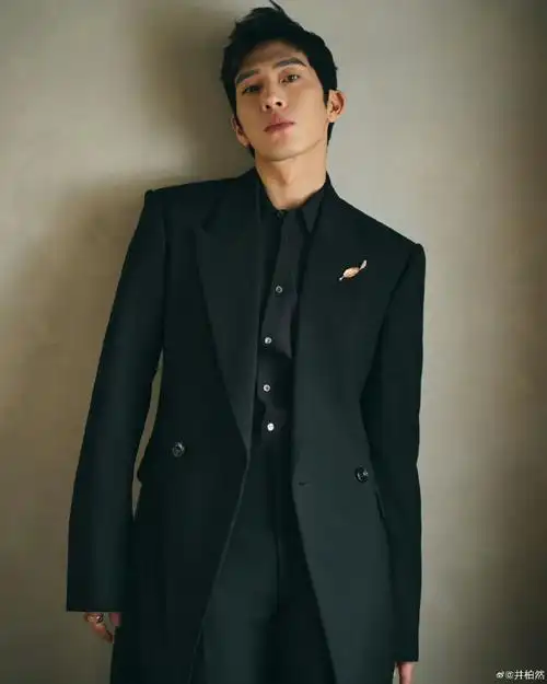 井柏然是把酒店浴袍穿出来了吗##井柏然机场主打一个