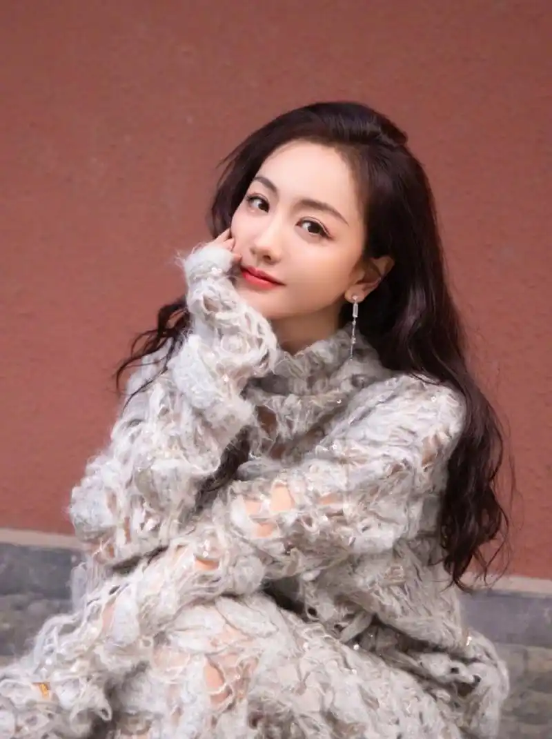 杨蓉镂空长裙写真,丰满的身材若隐若现,根本遮不住诱人至极!