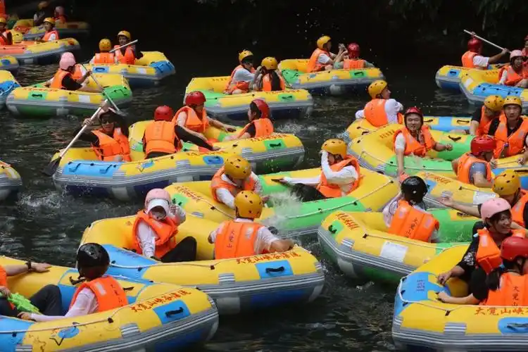 今夏漂流中的一声声欢呼一声声尖叫依旧回荡在大觉山的漂流峡谷中短暂