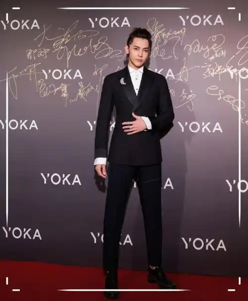 汪东城的机场土味时尚花衬衫配吊裆裤从哪儿来的暴发户