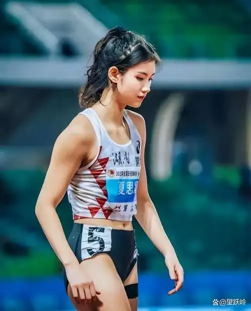 人红是非多乖乖女夏思凝大腿根露纹身被吐槽刘翔快来管管她