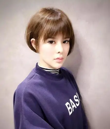 短发造型,不但分有短碎发发型,中长短碎发发型,如果你是女士不防可以