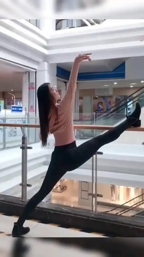 商场里遇到的小姐姐,这背影一字马太迷人了!