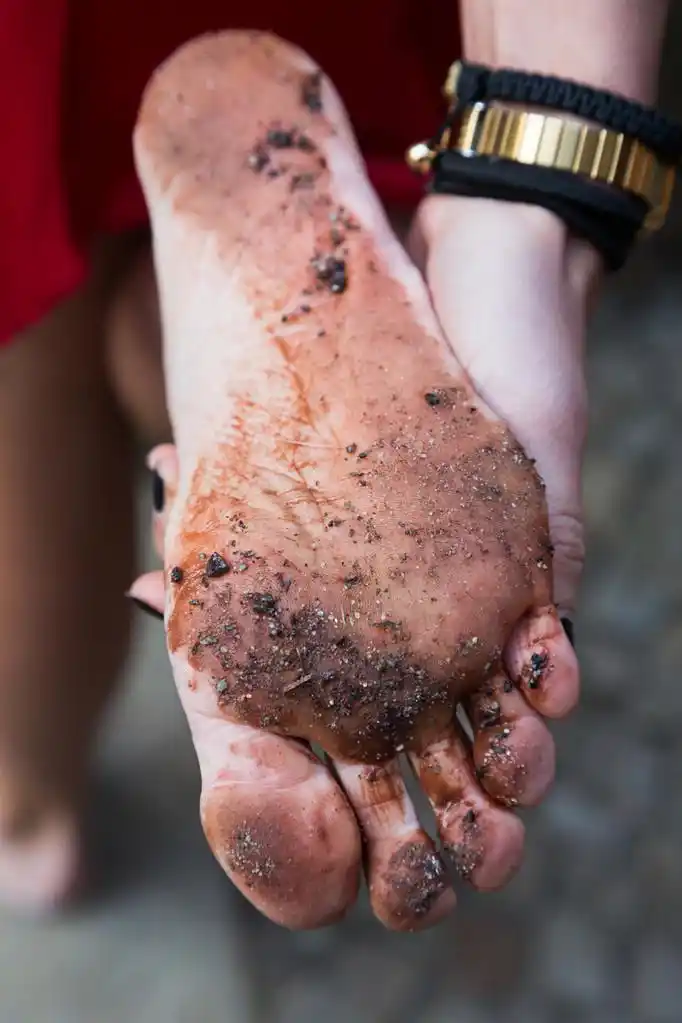 脏脚的女人,封闭的很脏的女人的脚鞋底.