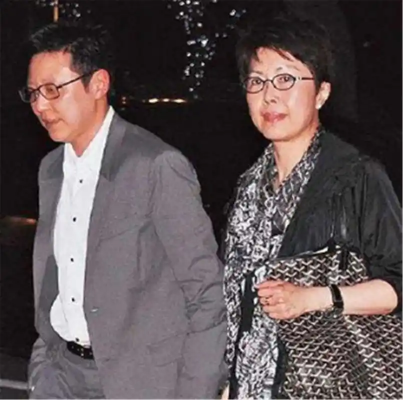 关菊英与同性伴侣现身机场女友悉心照顾两人相伴十多年