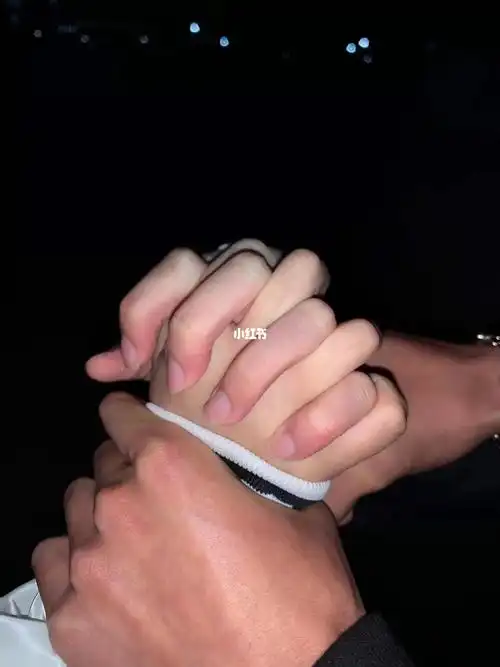 你们第一次牵手也是这样的吗