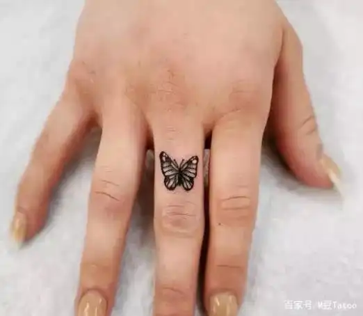 适合女士手上小纹身图片,有喜欢的吗?
