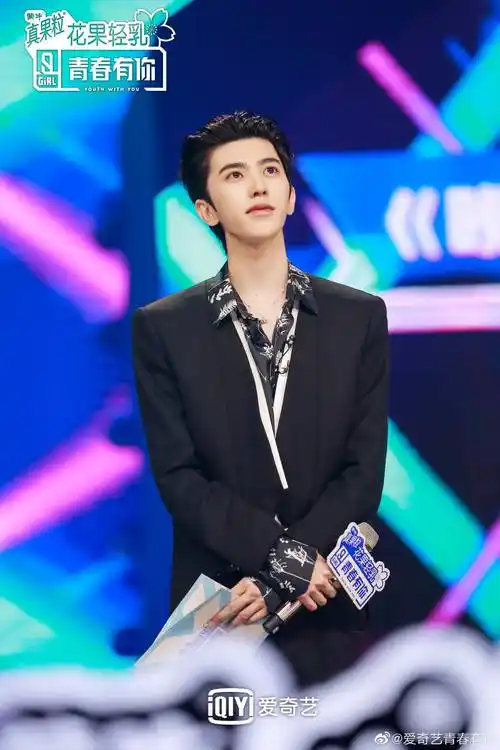 蔡徐坤《青春有你2》剧照公开 花衬衫背头大奎世最可_坤坤_akjj_英气