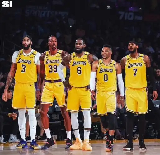 威少转发湖人五巨头合体照片