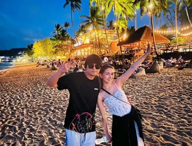 周杰伦晒与昆凌海边约会合照俩人亲密搂腰好恩爱