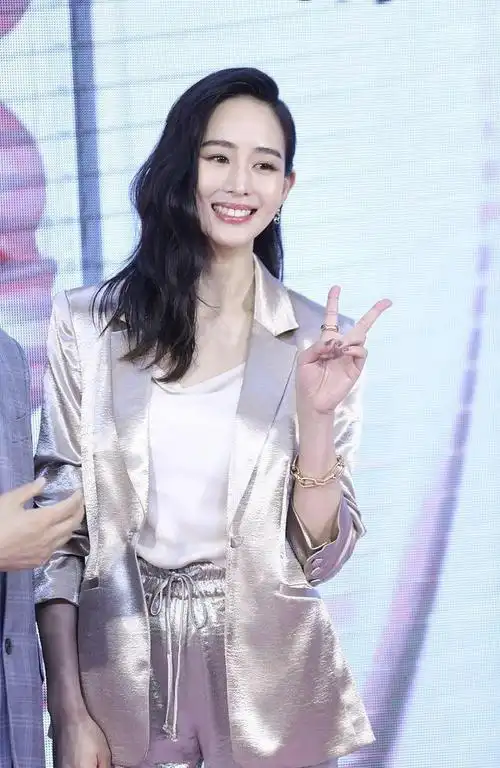 张钧甯瘦到认不出脸颊凹陷苹果肌明显168身高穿黑裙不足90斤