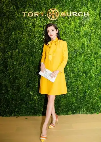 李冰冰太会保养了!简约休闲的穿搭竟嫩如20岁少女