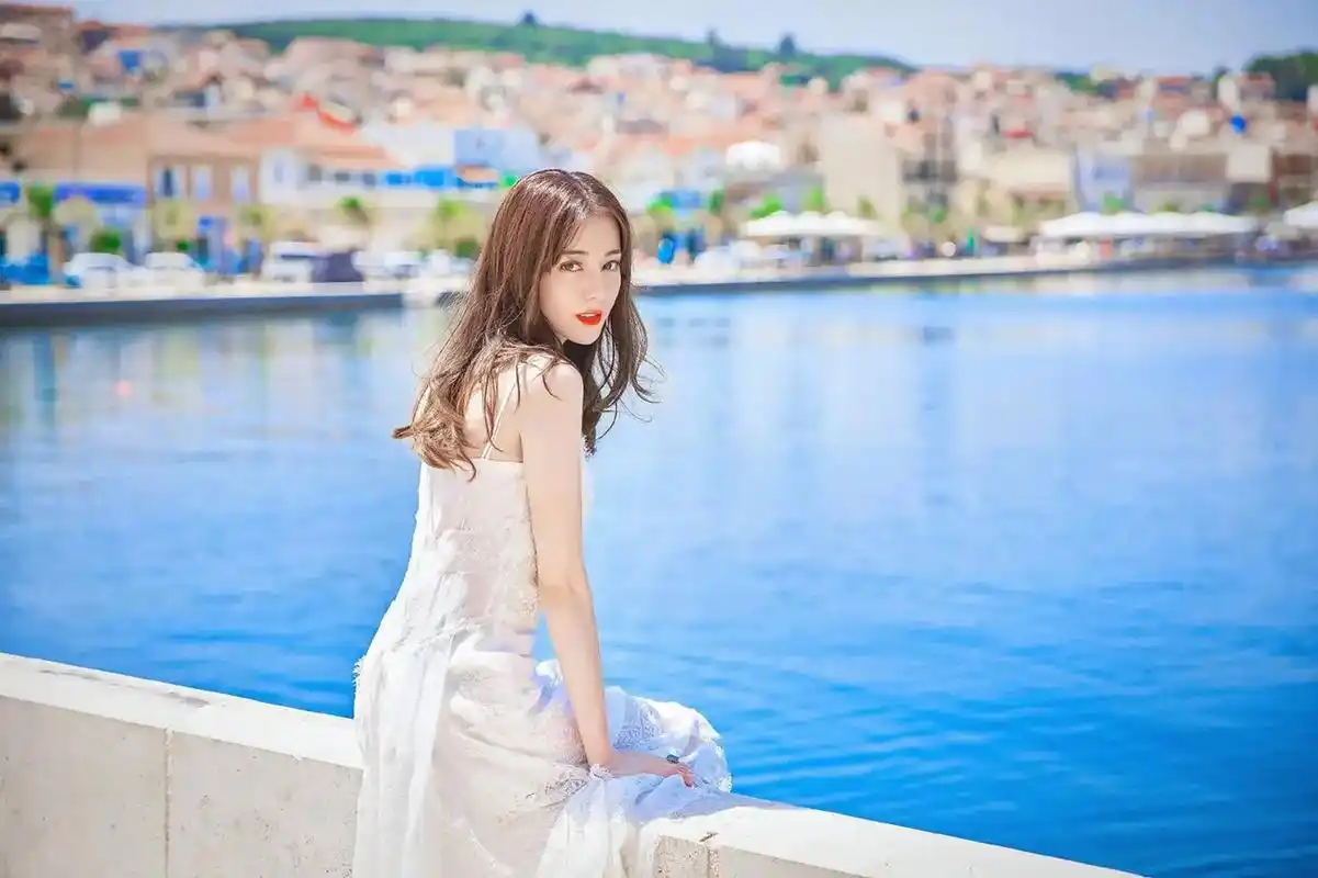 海边的热巴简直美成一幅画