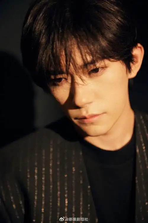 易烊千玺竖纹西装造型优雅帅气质感满满有被西装千玺苏到