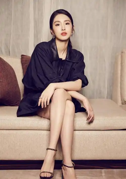 杨采钰真不愧是气质女神,穿衬衫配短裙精致时髦,意外穿出高级感_连衣