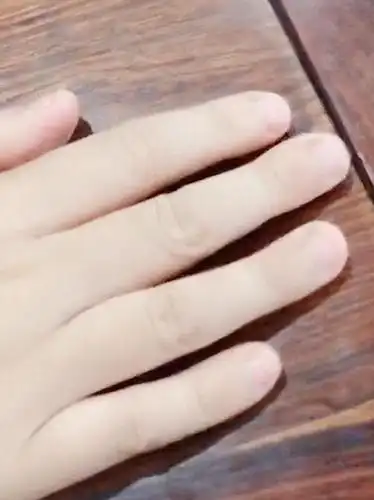 11岁的小孩,看到这个指甲,就知道从未剪过
