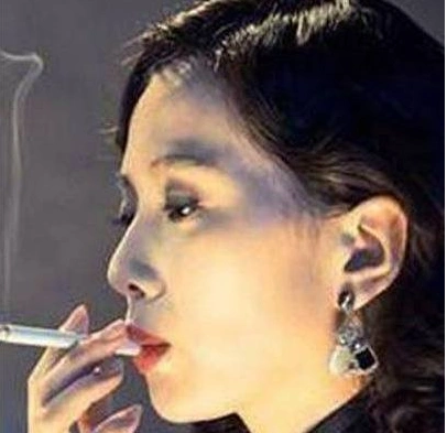 5位女明星抽烟,杨颖老烟民,范爷老手,最后一位你肯定想不到她抽烟