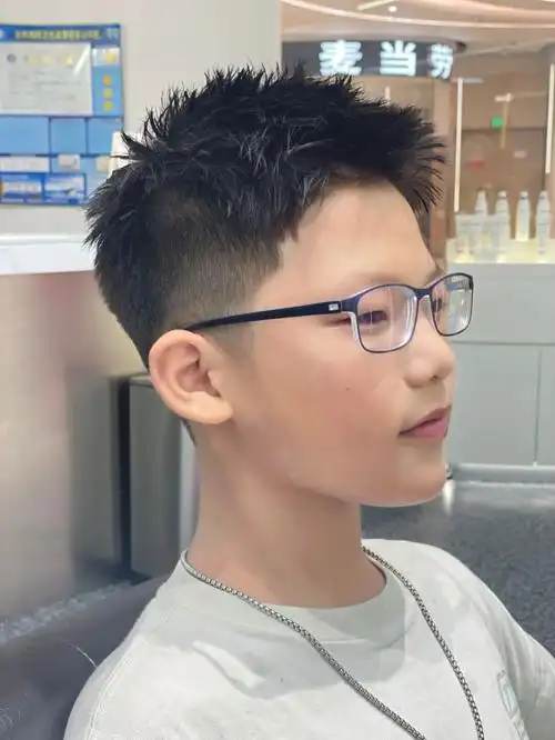 一款让小男孩告别小平头的,小学生前刺发型让小男孩找到颜值自信心!