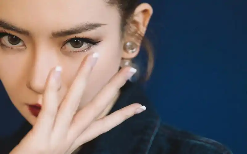 戚薇锅盖耳饰性感图片桌面壁纸