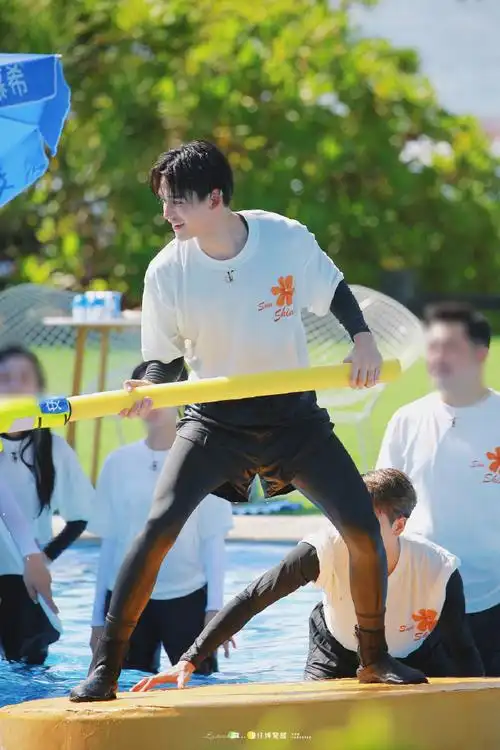 黄旭熙奔跑吧##黄旭熙手臂肌肉##奔跑吧三亚路透