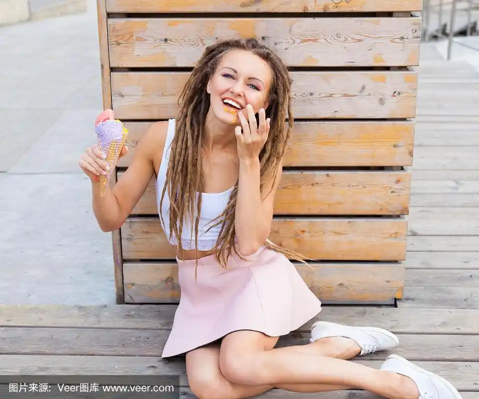 穿裙子的漂亮女孩坐在阳台上