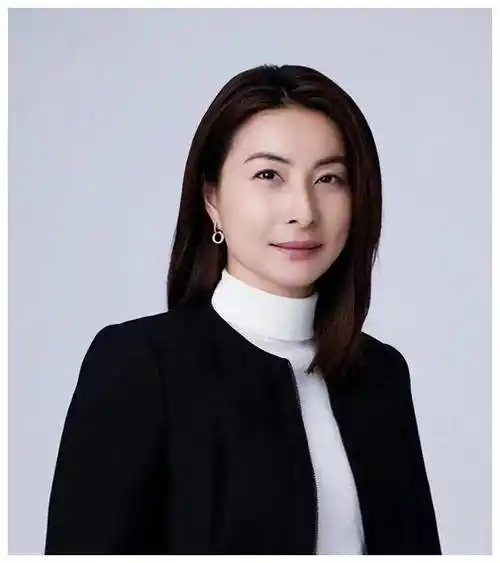 郭晶晶最新照片遭批评,粉丝炸锅:打扮土气像农村老太!_网友_豪门_吐槽