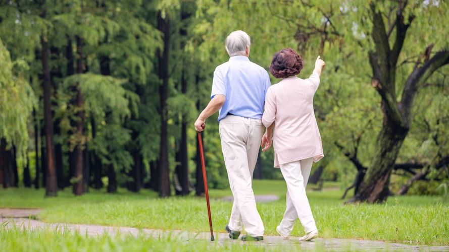 同样是走路,有人走出长寿,有人走废膝盖!每天怎样走最好?