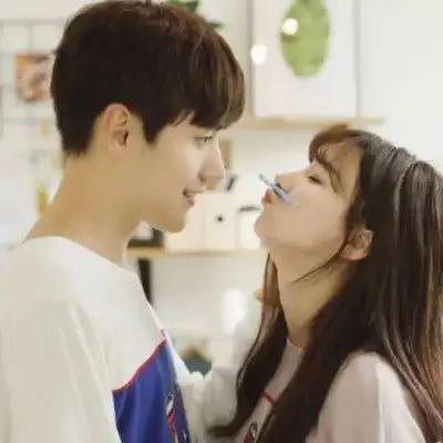 秀甜蜜俩人恩爱情侣头像 来我怀里躲躲吧