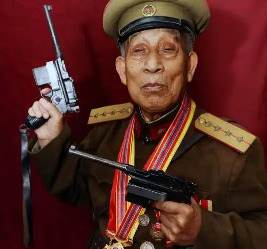 山东97岁老人持有双枪,民警上门收缴,掏出证明后民警双手奉还