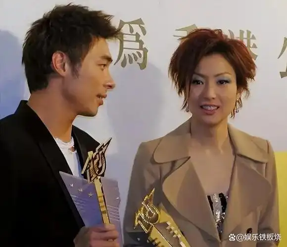 痴情女郑秀文郑秀文曾因参加歌唱选秀而声名鹊起,然众人未曾得知的是