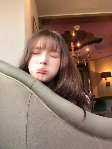 林允扎马尾双手托腮少女感十足 比剪刀手拍照随性又可爱