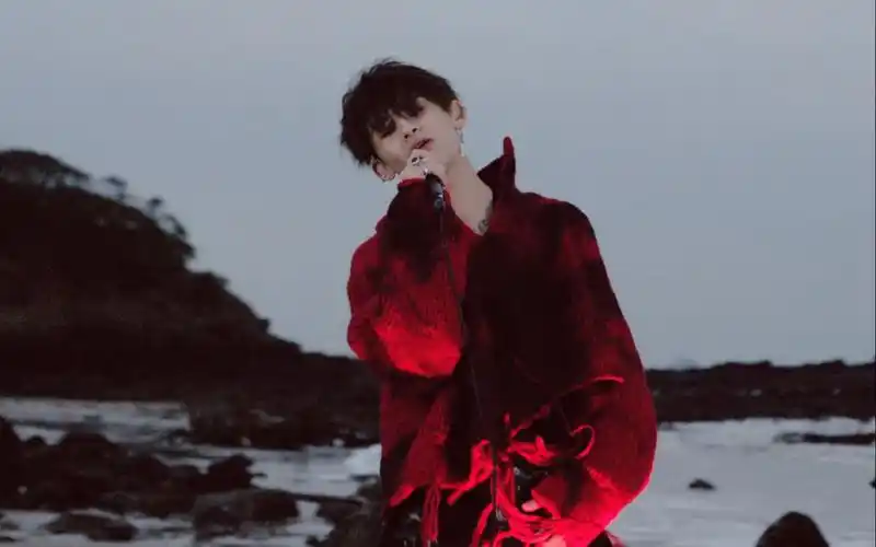 rapper再一次唱起了情歌,小鬼翻唱《偏爱》,感觉与原版完全不同_哔哩