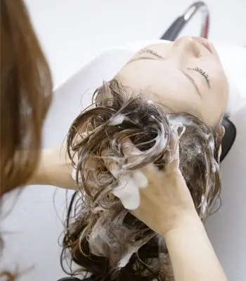 洗头发有讲究 错误方法损秀发