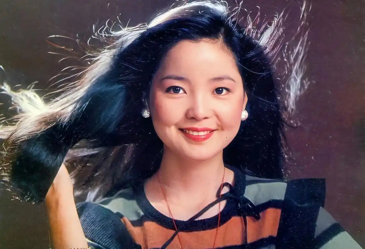 1975年,照片为邓丽君与父母的珍贵合影,当年只有10岁的邓丽君就在全台