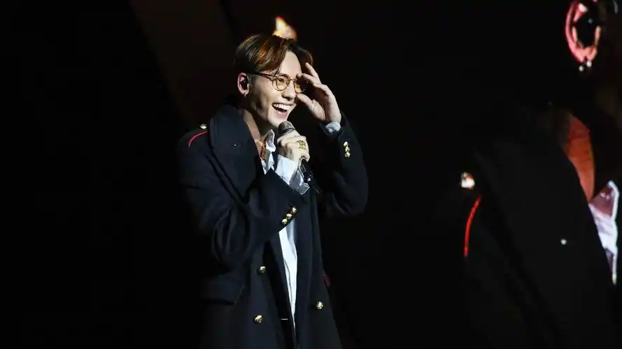 2016年陈伟霆演唱会精选桌面壁纸图片下载