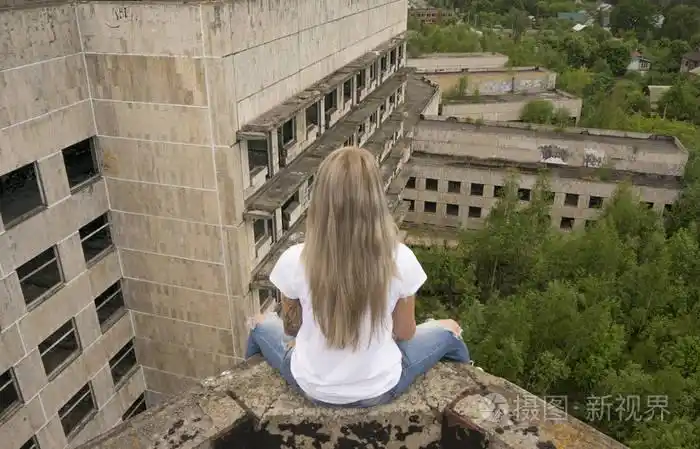 t 恤,背对相机的屋顶的边缘上照片-正版商用图片01gebl-摄图新视界