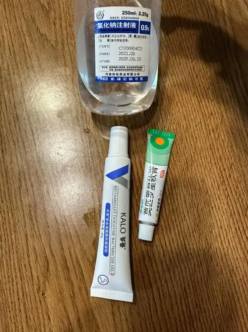 红霉素软膏没啥软用,反而严重了,后来去看医生,买了可鲁凝胶,和百多邦