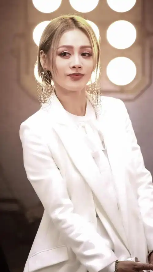 宁静气场全开中分短发配银色西装闪耀亮相48岁的姐姐又美又飒