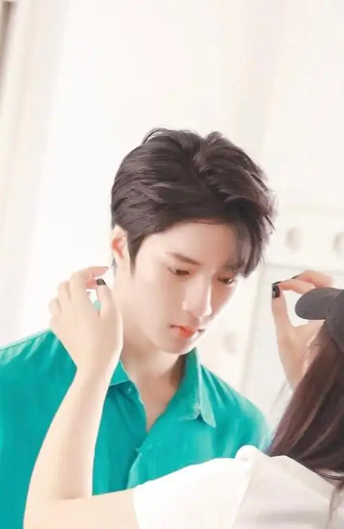 刘耀文楼梯间小成本背头大片