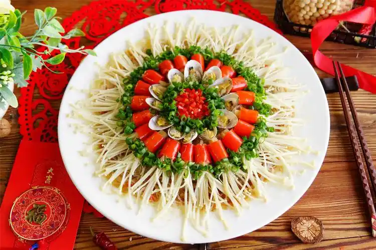 金针菇花甲粉丝虽是一道平庸无奇的家常菜,但造型别致雅观,令人过目不