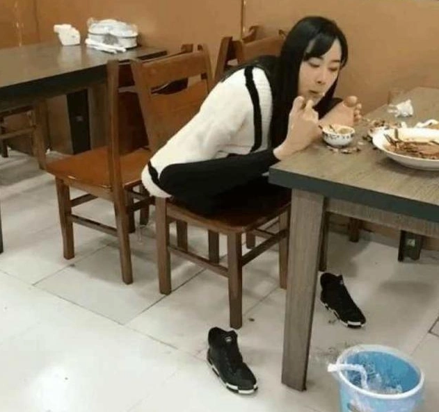无臂女孩来餐馆用脚吃饭,老板却做出了这样的举动!