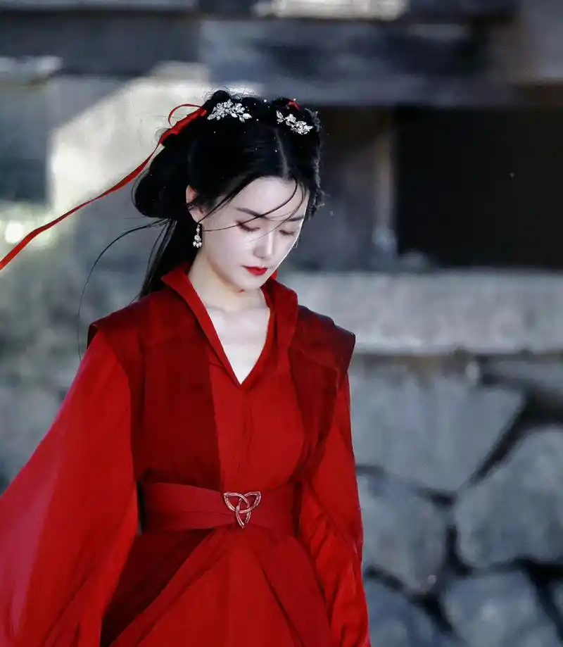 蒋依依在综艺《一拍即合的我们》里面的红衣古装扮相太美了,她好适合