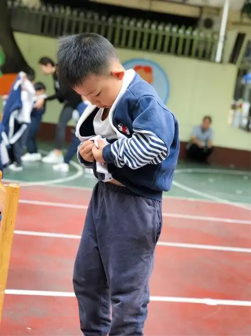 再认真的扣好扣子,对,一个一个来