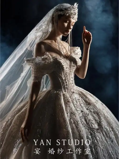 立体廓形一字肩拖尾主纱既少女又显瘦 纯欲又张扬78精湛的手工艺