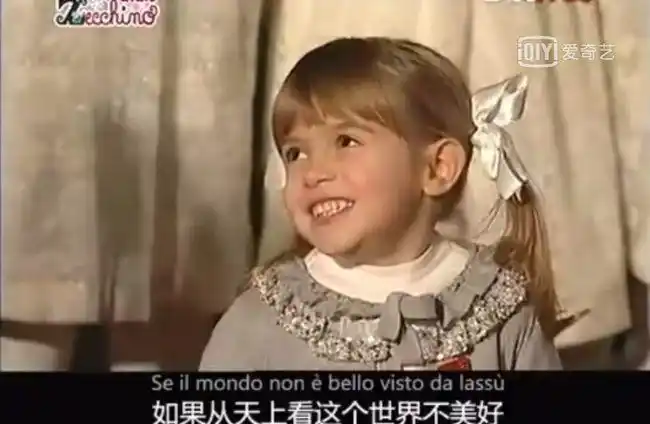 加油耶稣(点击这里)的视频,很多人看过 小女孩的歌声纯洁和悦,眸子