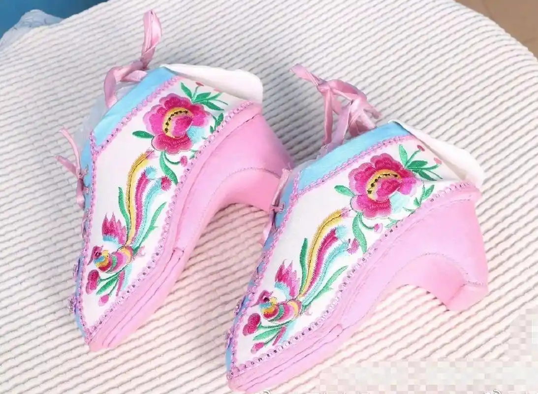 在二手交易平台一家网店兜售的三寸金莲鞋缠足专用袜售价299元一双