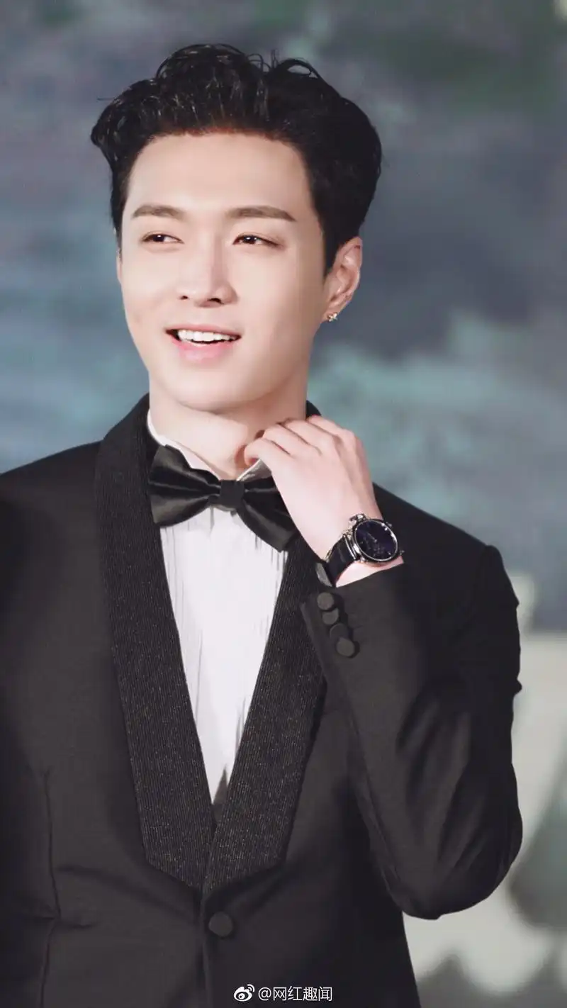 来看看哪位流量爱豆hold住了大背头造型?