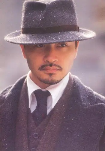 张国荣穿风衣戴帽子留胡子的造型是哪部电影