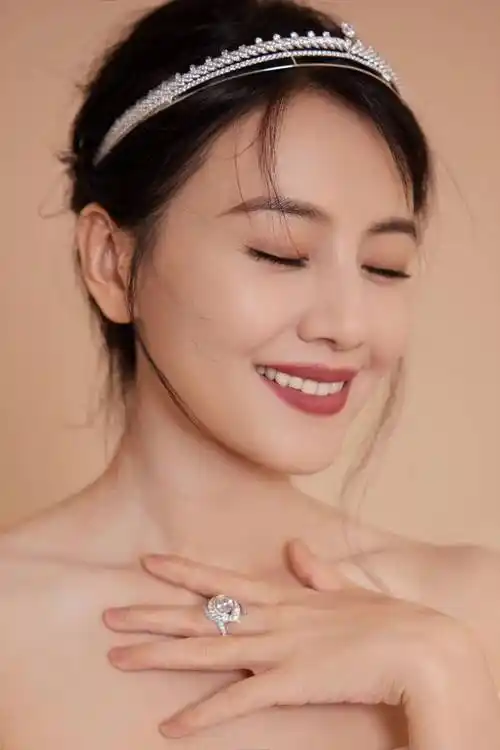 【高圆圆性感美图】露肩深v白裙,女神般典雅惊艳,营造冠冕绮梦_品牌