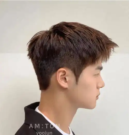 日常生活中,我们并不需要太夸张的发型,清爽短碎发还是比较受欢迎的.